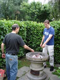Einweisung_Grillmeister_in_die_Glut